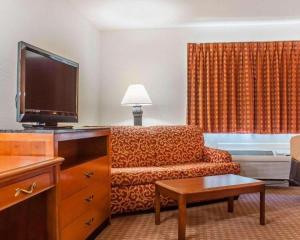 Televiisor ja/või meelelahutuskeskus majutusasutuses Econo Lodge Cuba I-86