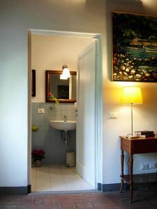 y baño con lavabo y espejo. en Il Monasteraccio en Florencia