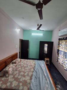 Ένα ή περισσότερα κρεβάτια σε δωμάτιο στο Sri Murugan Homestay Living