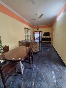 Μια τηλεόραση ή/και κέντρο ψυχαγωγίας στο Sri Murugan Homestay Living