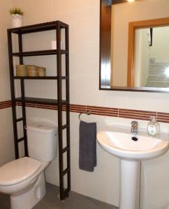 ein Badezimmer mit Toilette und Waschbecken in der Unterkunft La Torrecilla in Castillo Bajo + 17 Fotos