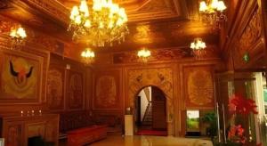 Großes Zimmer mit Kronleuchter und Zugang in der Unterkunft Shangri-La Jilaideng Gucheng Hotel in Shangri-La