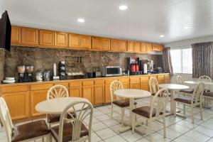 Kuchyň nebo kuchyňský kout v ubytování Days Inn by Wyndham Canon City