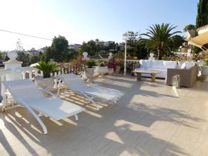 Un grupo de sillas y mesas en un patio. en Casa Jolanda, en La Caleta
