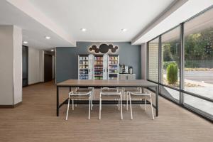 a dining room with a table and chairs at ECHO Suites Extended Stay by Wyndham Johnson City Medical CR in Johnson City