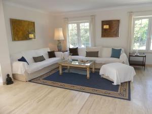 Sala de estar con sofás blancos y mesa de centro en Casa Jolanda, en La Caleta 28 fotos más