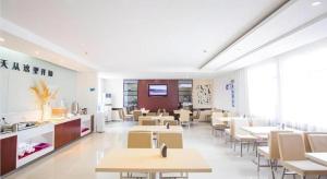 un restaurant avec des tables et des chaises et une cafétéria dans l'établissement City Comfort Inn Dongxing National Trade Port, à Tung-hsing-shih