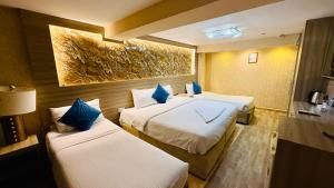 Ένα ή περισσότερα κρεβάτια σε δωμάτιο στο Trans World Hotel