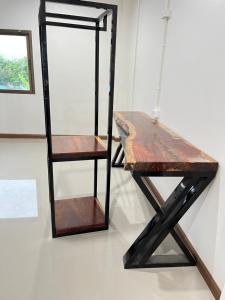 a wooden desk sitting on top of a table at บ้านแม่เกสต์เฮ้าส์ Bann Mae in That Phanom