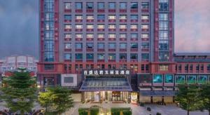 a large red building with a lot of windows at Rezen Hotel Pasonda Junyu in Ho-tung