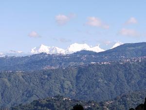 Nespecifikovaný výhled na hory nebo výhled na hory při pohledu z ubytování v soukromí + 4 fotografie