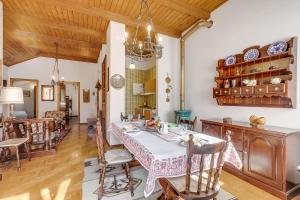 une cuisine et une salle à manger avec une table et des chaises dans l'établissement Appartamento Apapa House - Happy Rentals, à Césane