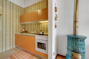 une cuisine avec un évier et une cuisinière dans l'établissement Appartamento Apapa House - Happy Rentals, à Césane