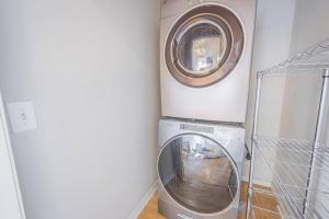 een wasmachine in de kamer bij Darlin Downtown Dawghouse in Athens