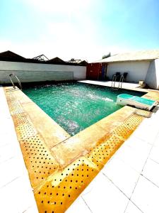 Bazén v ubytování Royaal Exotic Family Luxry Resort And Camp nebo v jeho okolí + 13 fotografií