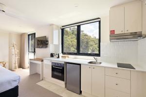Η κουζίνα ή μικρή κουζίνα στο King Bed Studios at Manly - 3min walk to Corso & Manly Beach