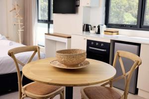 Η κουζίνα ή μικρή κουζίνα στο King Bed Studios at Manly - 3min walk to Corso & Manly Beach