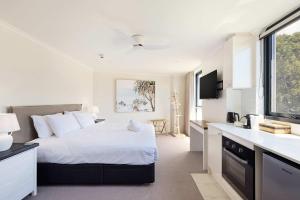 Η κουζίνα ή μικρή κουζίνα στο King Bed Studios at Manly - 3min walk to Corso & Manly Beach +23 φωτογραφίες