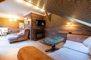 加尔米施-帕滕基兴Höllental heritage House - BergPANORAMA - 5的带沙发和壁炉的客厅 更多5张照片