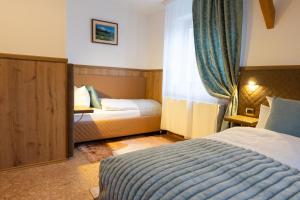 加尔米施-帕滕基兴Höllental heritage House - BergPANORAMA - 5的有两张床和一扇窗户的卧室