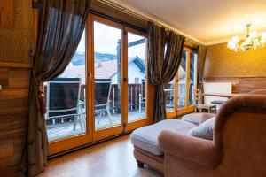 加尔米施-帕滕基兴Höllental heritage House - BergPANORAMA - 5的带沙发和大窗户的客厅