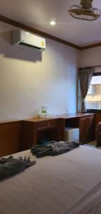 a room with a bed with a desk and a bed sidx sidx at Haad Yao Bayview in Koh Phangan