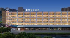 een groot gebouw met veel ramen bij Jinjiang Inn Select Taizhou Jiangyan Coach Terminal in Magou