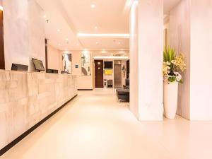 een kantoorlobby met receptie en bloemen bij City Comfort Inn Beihai Hepu Bus Terminal in Hepu