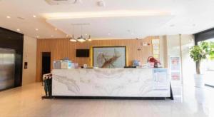 een lobby met een marmeren bar in een gebouw bij GreenTree Inn Lu'an Jin'an District Yuanda Xingfuli in Chengdong