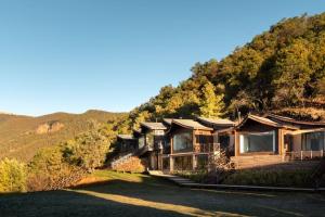 麗江市にある丽江玉龙漫椿雪山民宿の山の上にある木造の小屋の列