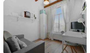 - un salon avec un canapé et un bureau avec un ordinateur dans l'établissement PerfectHomePerth, à Perth