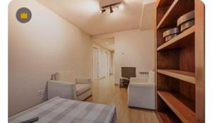 - un salon avec un canapé et une télévision dans l'établissement PerfectHomePerth, à Perth