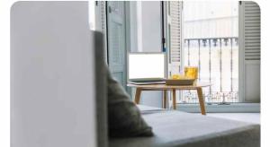 - une table avec un bol de fruits à côté d'une fenêtre dans l'établissement PerfectHomePerth, à Perth