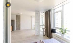 une chambre avec un lit et un salon avec des fenêtres dans l'établissement PerfectHomePerth, à Perth