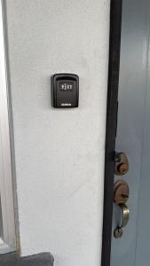 une porte avec une horloge sur le côté dans l'établissement Consolatio Near Teluk Senangin, à Lumut