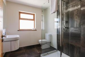 LambegにあるTobela House, Sleeps 10, Ultra Luxuryのトイレ、洗面台、シャワー付きのバスルーム +20枚の写真