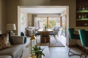 LambegにあるTobela House, Sleeps 10, Ultra Luxuryのソファとテーブルのあるリビングルーム