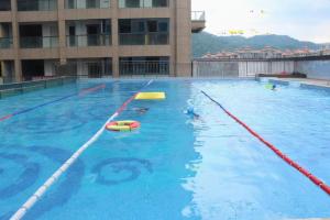 een groot zwembad met twee scheidingswanden in het water bij Taiyi International Hotel in Ch'a-shan-chieh