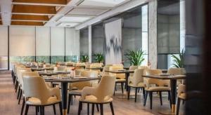 een eetkamer met tafels en stoelen bij Taiyi International Hotel in Ch'a-shan-chieh