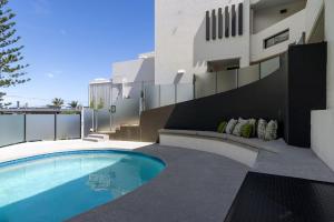 Bazén v ubytování 1 Craiglea Lodge Prime Location Right at the Beach Views Pool nebo v jeho okolí