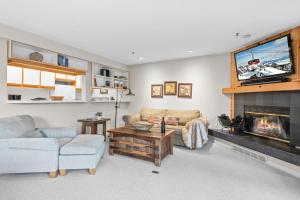 TV a/nebo společenská místnost v ubytování RMR: Balsam Lodge B4 Condo in The AspensWilson WY