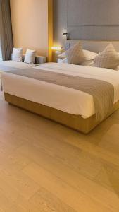 Postel nebo postele na pokoji v ubytování Kaiman Hotel, Hangzhou West Lake South Song Imperial Street Branch