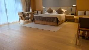 Postel nebo postele na pokoji v ubytování Kaiman Hotel, Hangzhou West Lake South Song Imperial Street Branch