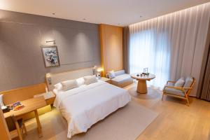 Postel nebo postele na pokoji v ubytování Kaiman Hotel, Hangzhou West Lake South Song Imperial Street Branch