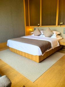 Postel nebo postele na pokoji v ubytování Kaiman Hotel, Hangzhou West Lake South Song Imperial Street Branch