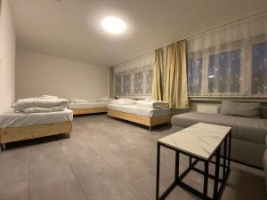 ein Wohnzimmer mit zwei Betten und einer Couch in der Unterkunft Oldtown Apartment Andreasstrasse in Düsseldorf
