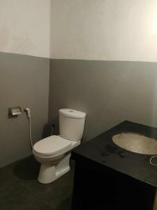 Phòng tắm tại The Little House villa Ahangama