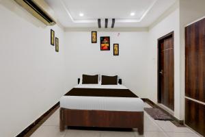 Ένα ή περισσότερα κρεβάτια σε δωμάτιο στο Super Hotel O Benz Circle Vijayawada +22 φωτογραφίες