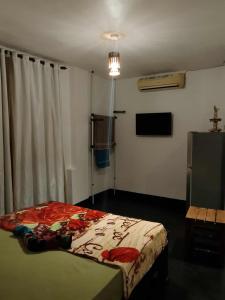 Giường trong phòng chung tại The Little House villa Ahangama