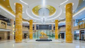 a lobby with a fountain in the middle of a building at Changsha Xiaoxiang Huatian Hotel in Changsha +290 photos